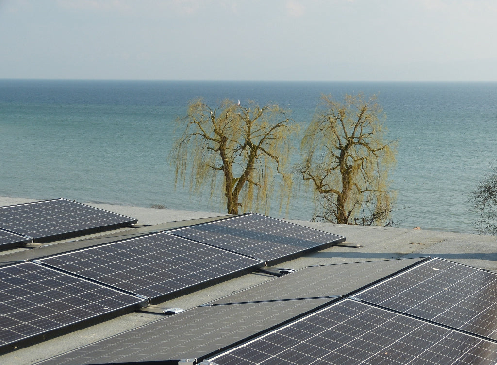 Photovoltaik Flachdach mit Ost-West Ausrichtung Installation in Immenstaad am Bodensee