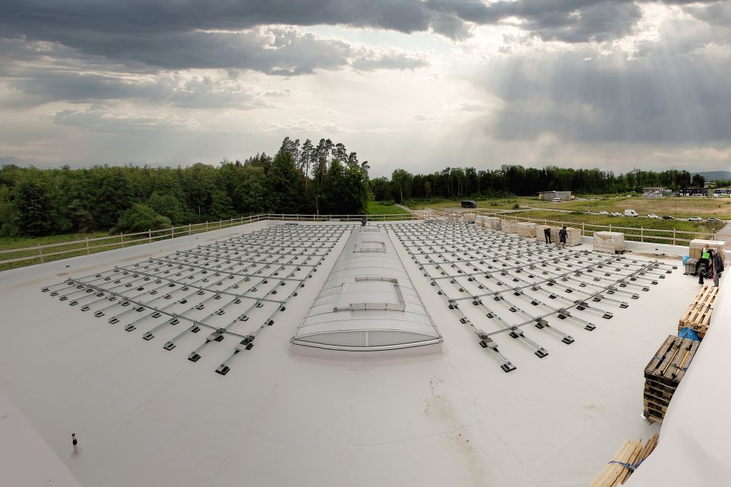Photovoltaik Gewerbe Halle Flachdach Installation in Immenstaad am Bodensee