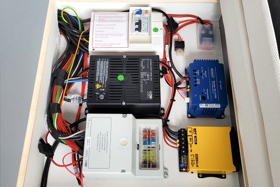 Elektrik im Wohnmobil und Camper mit MPPT Solarladegerät, Verkabelung, Ladebooster, Batterieladegerät, Verteiler und Sicherungen